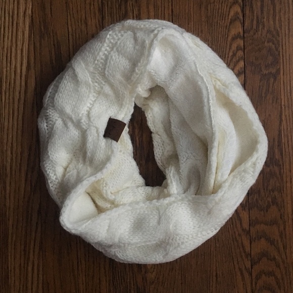C.C cable knit fleece lined infinity scarf cream - Picture 2 of 3